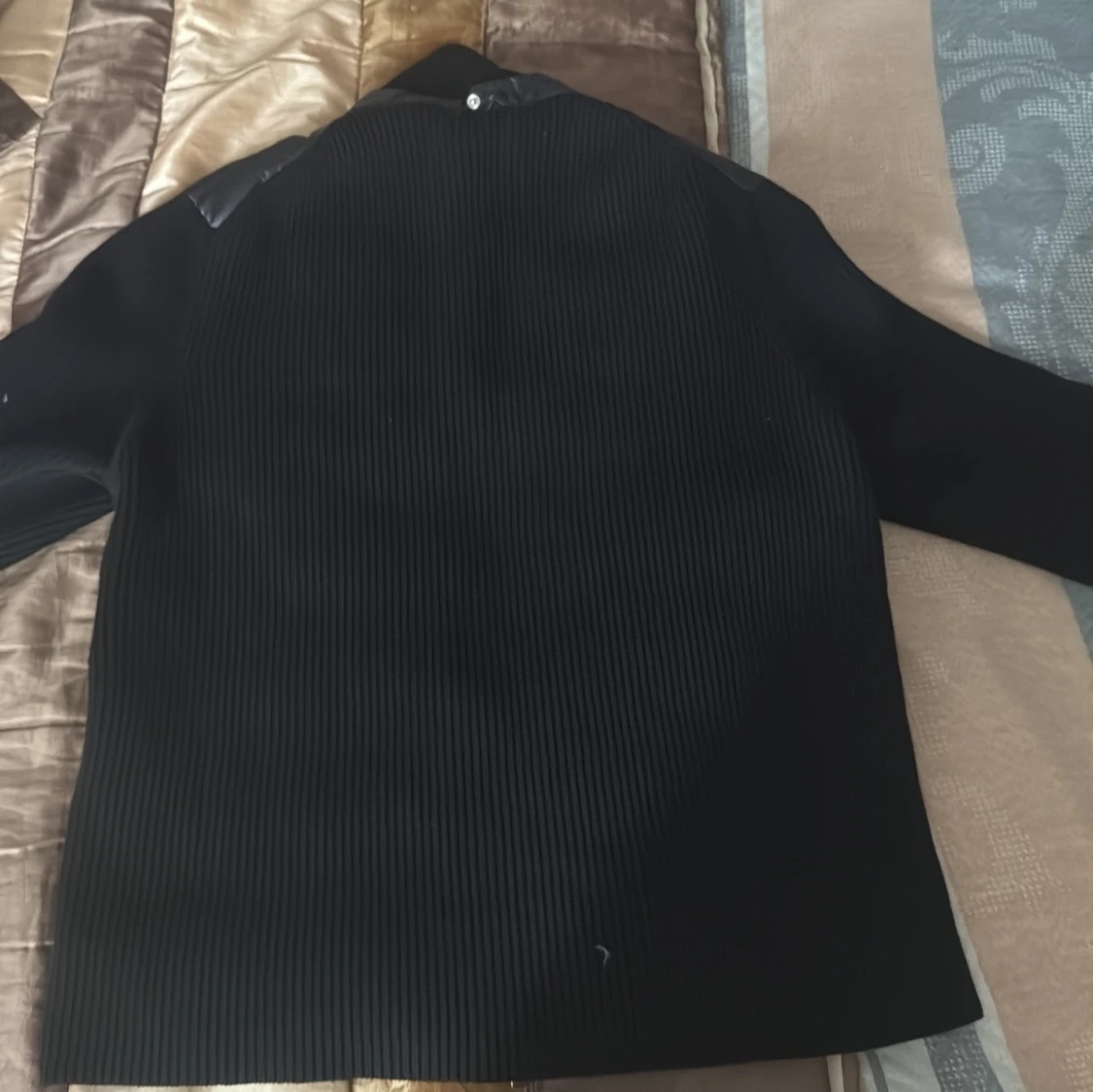 Svart Moncler pufferjacka med stickade ärmar - 1