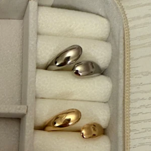Snygga silver- och guldringar - Två stilrena ringar i blankt silver och två i guld, med modern oval form. Perfekta för att mixa och matcha, och ger en cool touch till din outfit. Passar både som statement eller i lager på flera fingrar.