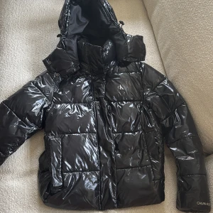 Svart pufferjacka Calvin Klein Jeans - Säljer min vinter jackas ifrån Calvin Klein. Säljer pågrund av att den har blivit för liten. Ny pris 1800. Den är använd en säsong🩷