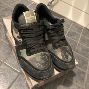 Valentino Rockrunners - Hej, jag säljer mina rockrunners. Är i väldigt bra skick men bara lite smutsiga på bilden. Säljer eftersom dom inte kommer till användning. Hör av dig vid frågor