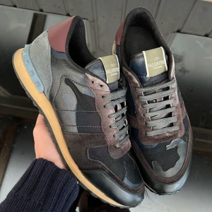 Valentino rockrunners  - Säljer nu dessa supersnygga och trendiga valentino rockrunners! Nypris ca 7200kr! Size 42 fits 43 ochså! Skick 9/10! Vad ingår? Valentino dustbag! Hör av dig vid minsta fundering 🤩