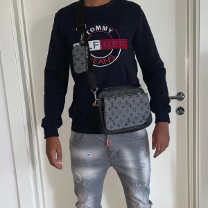 Tommy Hilfiger tröja strl Xs Mörkblå - Helt ny. Fin replika med grym kvalitét. Modellen är 175cm bär storlek Xs. Normal i passformen. Pris: 699kr. Först till kvarn. Skickas direkt inom 24h