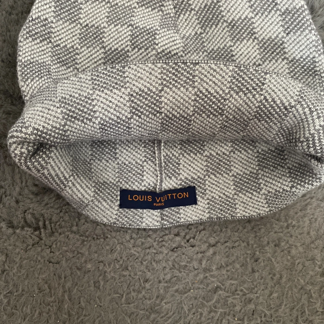 Grå rutig mössa med logo - 2