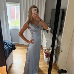 Balklänning  - Supersnygg ljusblå långklänning i satin som är jättefin som balklänning💗endast använd en gång och väl omhändertagen. Skriv för frågor💗