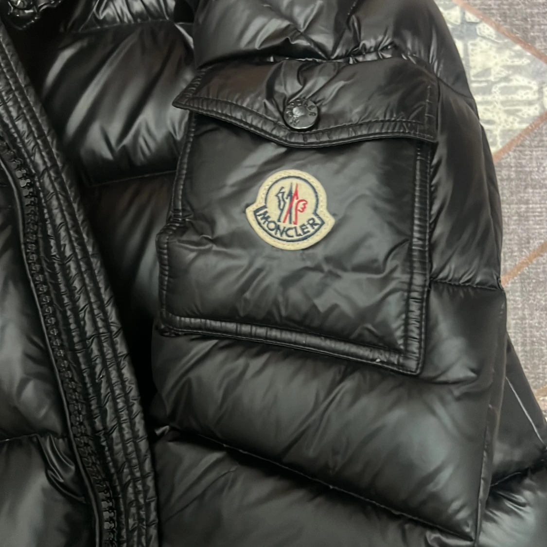 Svart Moncler dunjacka med huva - 2