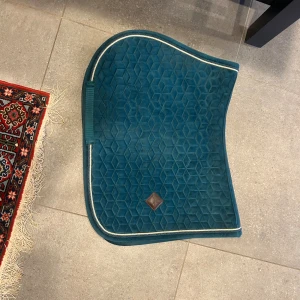 Kentucky schabrak  - Fint Kentucky schabrak i färgen Emerald schabraket är knappt använt endast använt 3 gånger, inga defekter eller annat bara lite vita hår men de går lätt att rulla bort😊