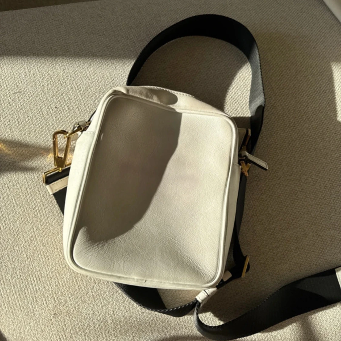 Vit axelväska från Versace i skinn - 3