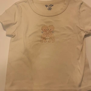 Baby tee - T-shirt från brandy melville. One size men skulle säga att den är xxs-xs. Använd köp nu 💗