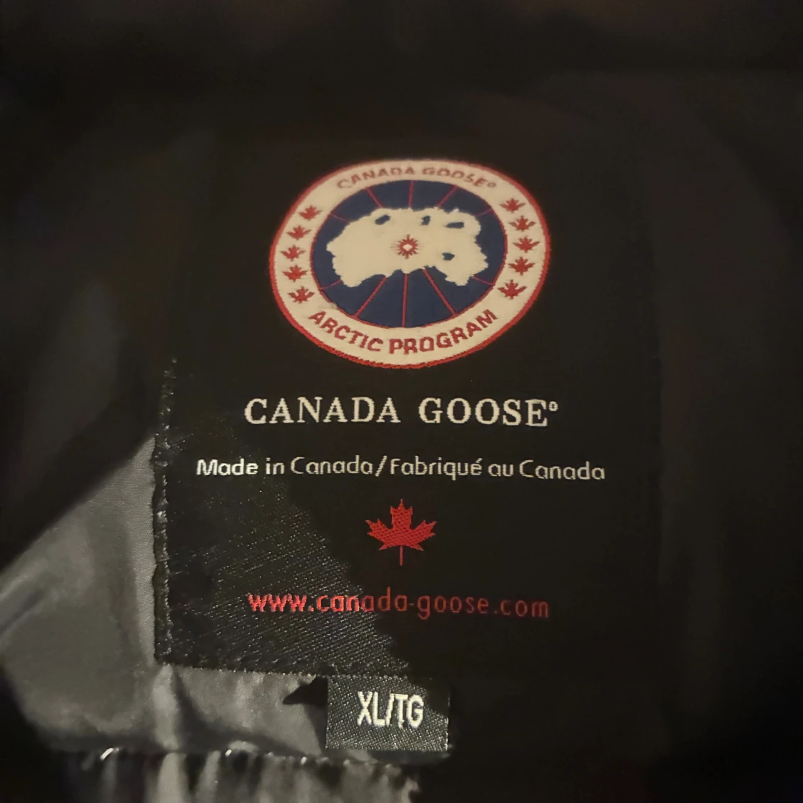 Svart dunväst med röd logo  - 2