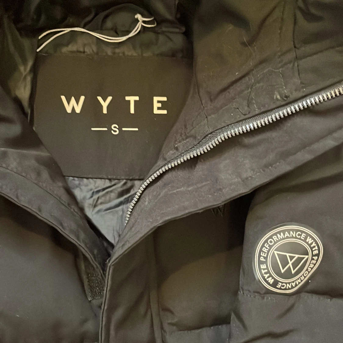 Svart pufferjacka från WYTE med huva - 2