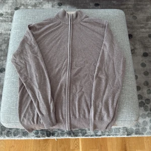 Grå/Beige stickad tröja - Hej säljer nu denna otroligt fina stickade tröja. Tröja är köpt i Italien och den är av lite olika material där bland annat cashmere är involverat(kolla bild 5 gör matieral). Tröjan är super skön och mysig. För fler frågor är det bara att höra av er! MVH Vincent😊