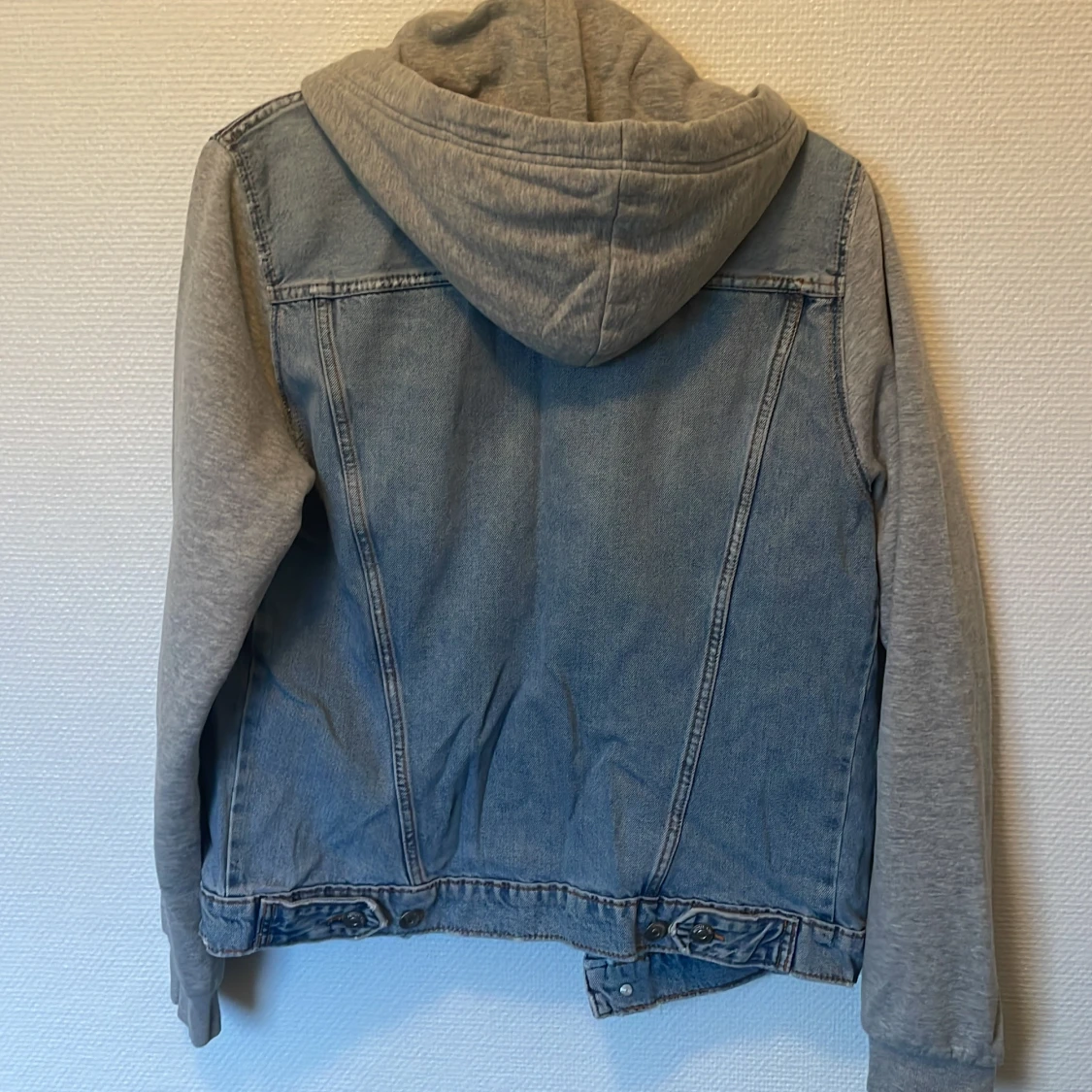 Jeansjacka med grå hoodie från Divided - 1