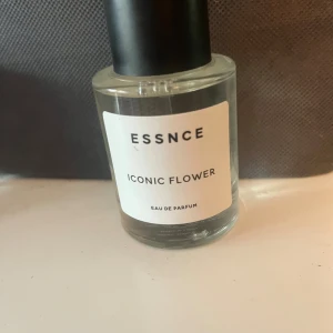 ESSNCE Iconic Flower parfym - Iconic Flower Eau de Parfum från ESSNCE. En stilren parfym som passar dig som vill sticka ut med en modern och fräsch känsla. Perfekt för dig som gillar minimalistisk design och vill ha något unikt i din samling.