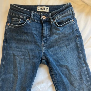Blå bootcut jeans från ONLY - Snygga blå jeans från ONLY som är bootcut. Jeansen är mid waist och är sköna i materialet. Bra i skick⭐️