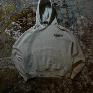 Vit Balenciaga Hoodie  - Säljer min vita balenciaga hoodie i storlek S. Väldigt skön och bra kvalitet 