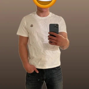 M T-shirt  - Helt ny! Levereras inplastade, skickas inom 24h🔜📦 Finns fler bilder privat 🙌🏼                          Personen på bilden är 180cm lång och väger 80kg.