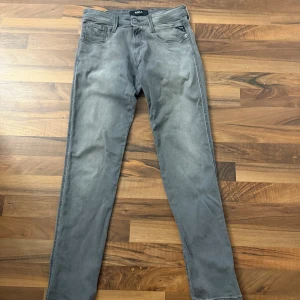 Replay Anbass  - Säljer riktigt feta Replay jeans då de är lite för små. Använda max 3/4 gånger. Priset är ej hugget i sten. Storleken passar 30/32