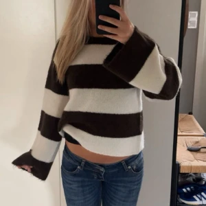 Randig stickad tröja i brunt och vitt - Söt brun randig stickad tröja💗