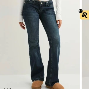 Mörkblå bootcut jeans - Säljer ett par snygga lågmidjade jeans feån nelly. Köpte dom för ca 1 månad sen och dom är knappt kommit till användning så dom är helt som nya💗