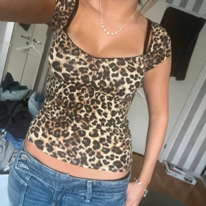 Leopard topp - Första bilden inte min, i jättefint skick! Säljer då jag har en likadan🩷🩷