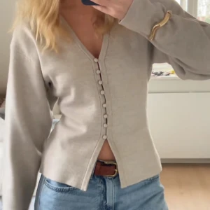 Stickad kofta - Superfin och helt slutsåld (i alla färger) kofta från Gina tricot! Säljer i storlek XS och färgen beige, har aldrig använt den så därav säljer jag, för bra pris då den är populär 💗kan även tänka mig att byta mot en vit.