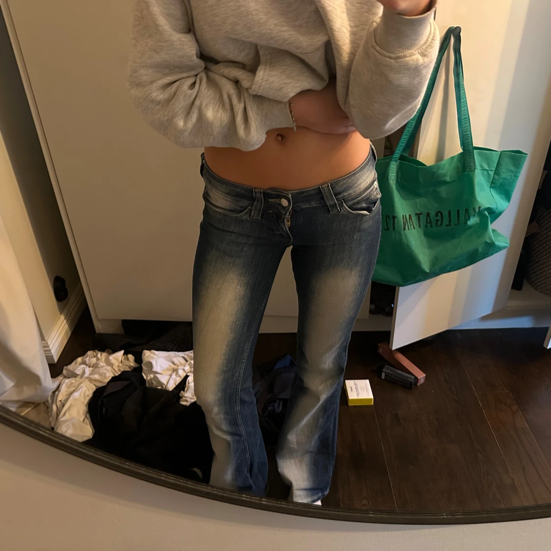 Blå bootcut weekday jeans 