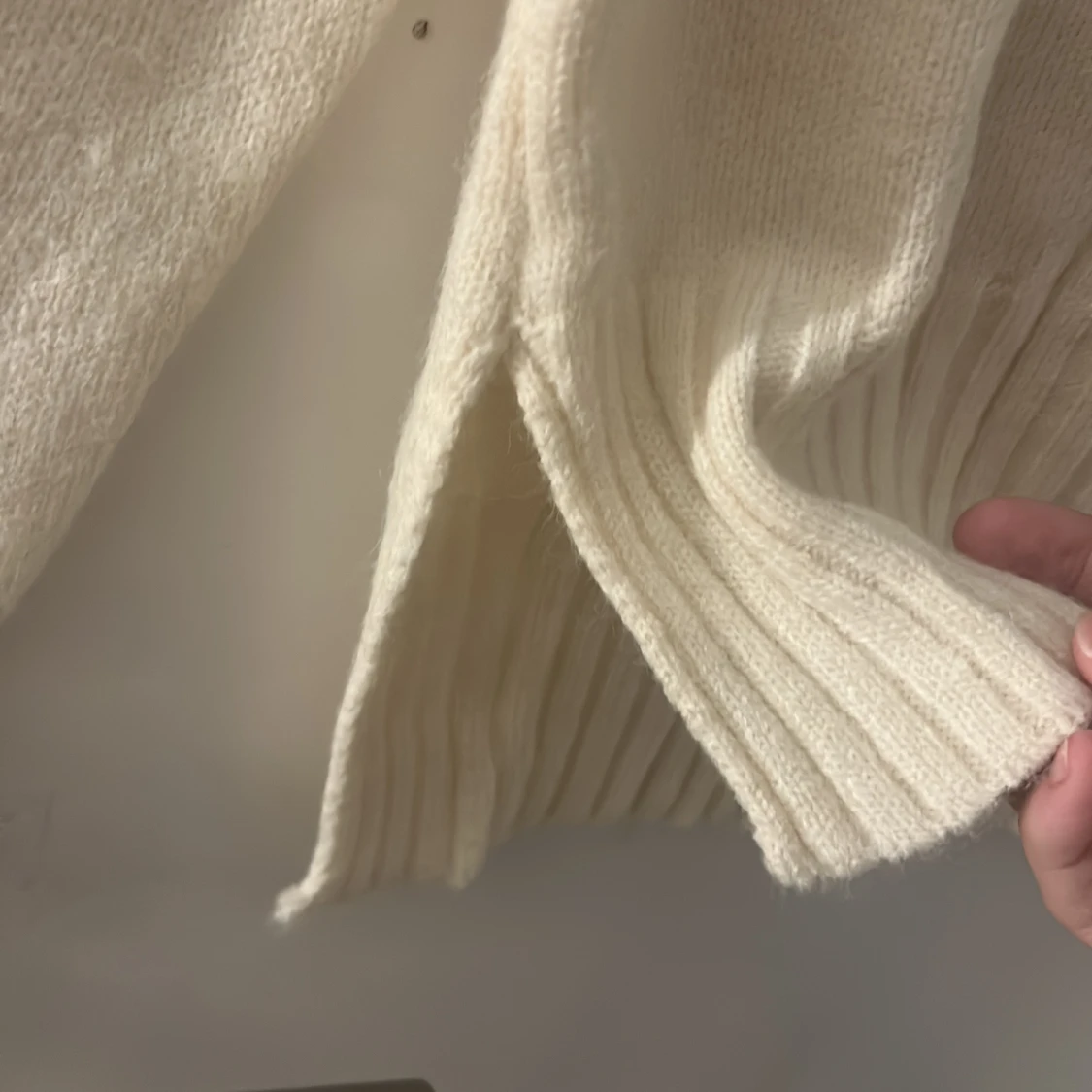 Krämvit stickad polotröja med slits - 1