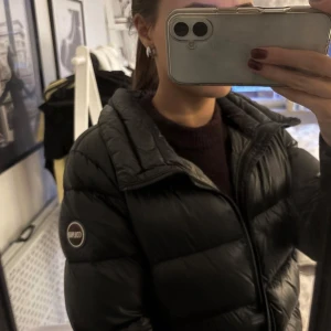 Svart pufferjacka från Colmar - ättefint skick – inga skador, inga fläckar. Varm, gosig och perfekt nu till vintern 🤍 Köpt för ca 5000 kr Endast använd ett fåtal gånger förra vintern🥰  📦 Skickas snabbt och välpackat 💌 💬 Hör gärna av dig om du vill ha fler bilder eller mått!