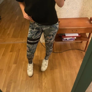 Stronger träningstights  - snygga träningstights från stronger i storlek S, smart ficka på baksidan att förvara nycklar, kort, mobil mm. Använt fåtal gånger och är fortfarande i nyskick, postar samma dag! Pris kan alltid diskuteras.  Hög midja, kan vikas ner om man hellre har de så.
