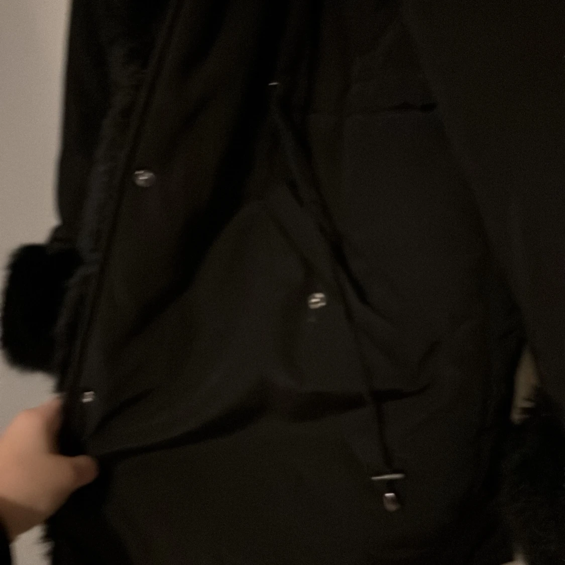 Svart parkajacka med fuskpäls från Hollies - 2
