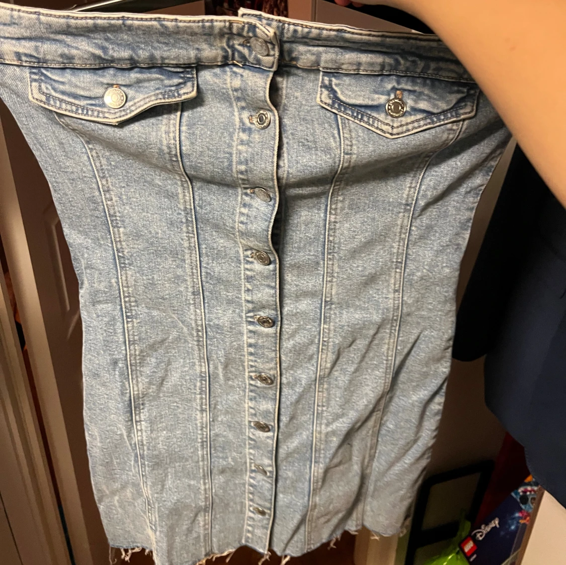 Ljusblå jeansklänning