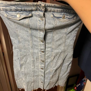 Ljusblå jeansklänning - Säljer en ljusblå jeansklänning🩵 från ginatricot