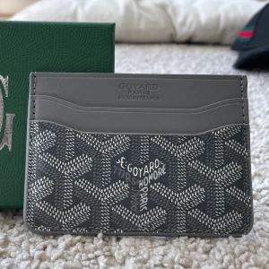 Grå Korthållare Mönstrad - Säljer en stilren grå korthållare med snyggt mönster. Korthållaren har flera fack och är perfekt för dig som vill ha något både snyggt och praktiskt. Helt ny och kommer med originalask.🫡🤝