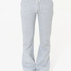 Nitted byxor strl S - Hej hej! Jag säljer nu mina helt nya mjukisbyxor från nitted då dem inte passade mig. Jättefina och sköna mjukisbyxor med låg midja. Pris kan diskuteras!