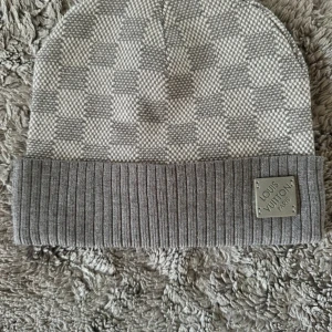 Lvmössa - Säljer en helt ny mössa i toppskick alltså. Den är grå och passar perfekt inför vintern.