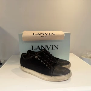 Svarta lanvins - Säljer min lanvin skor kvitto, dustbag + box tillkommer. Köpta på minto för 4299. Skick 7/10. Storlek 43 passar även 44. Skorna är även nyimpregnerade inför vintern. Tveka inte på att höra av dig. Pris är absolut diskuterbart vid en smidig affär✅