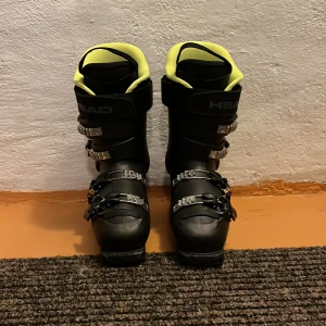 Head kore 60 skidpjäxor  - Säljer nu mina head pjäxor då dom är för små och behöver köpa nya det är inga fel på dem dom har använts i en hel skidsäsong. Dom är gjorda för att kunna åka vart du vill men mest i parken. Storleken på pjäxorna är 24.0/24.5 runt 39 i skostorlek . Hör av dig om du vill veta något mer. Pris kan diskuteras. MVH Jack. 