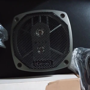 Catron KW-304 4" 3-Way Car Speaker - Säljer ett par Catron KW-304 4" 3-vägs bilhögtalare, max 40W, 4 ohm. Komplett med galler och monteringsdetaljer, ser oanvända ut. Perfekt för uppgradering av bilens ljudsystem. Originalkartong medföljer, mindre slitage på kartongen.