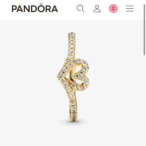 Pandora ring - Säljer en Pandora ring med hjärtformad design och glittrande stenar. Ringen är guldpläterad med 14 karat guld. Jag råkade tappa bort min Pandora ring i några månader därför köpte jag en ny men det visade sig att den var hos mitt ex hela tiden.. därför säljer jag ena av de.