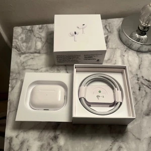 AirPods PRO 2 - Säljer mina  Apple i Aiprods PRO 2 i toppskick. De fungerar perfekt, låter fantastiskt och är redo att användas direkt! Med aktiv brusreducering stänger du ute allt oväsen, och transparensläget gör att du kan hör världen när du vill.  Varför du kommer gillar dom. Snabb laddning. Lätt att koppla. Långbatteri tid. Fräscha. Fantastisk ljud med djup bas och klar diskant.