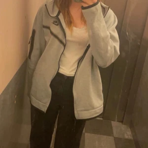nike tech fleece - Säljer nu min nike tech fleece eftersom den är förstor för mig. Fint skick skriv för fler frågor eller bilder. Säljer för 400 + frakt 💕
