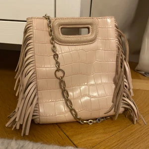 Rosa maje väska  - Snygg ljusrosa Maje väska, du får med dig både kedjan och ett axelband! Bra skick men maje märket har suddats ut lite därav priset!