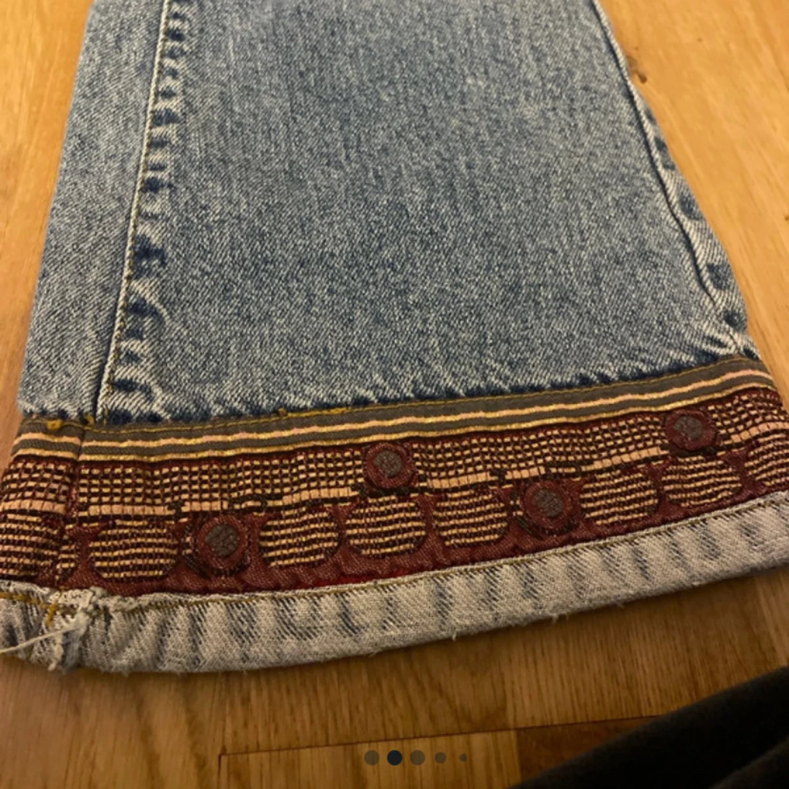 Blå bootcut jeans från ONLY med brodyr - 1