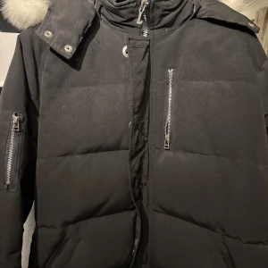 Moose knuckles jacka - Moose knuckles jacka med vit päls, har varit i min ägo sedan 2020 den är i storlek S men passar mig som brukar vara M kvittot har slarvats bort därav priset
