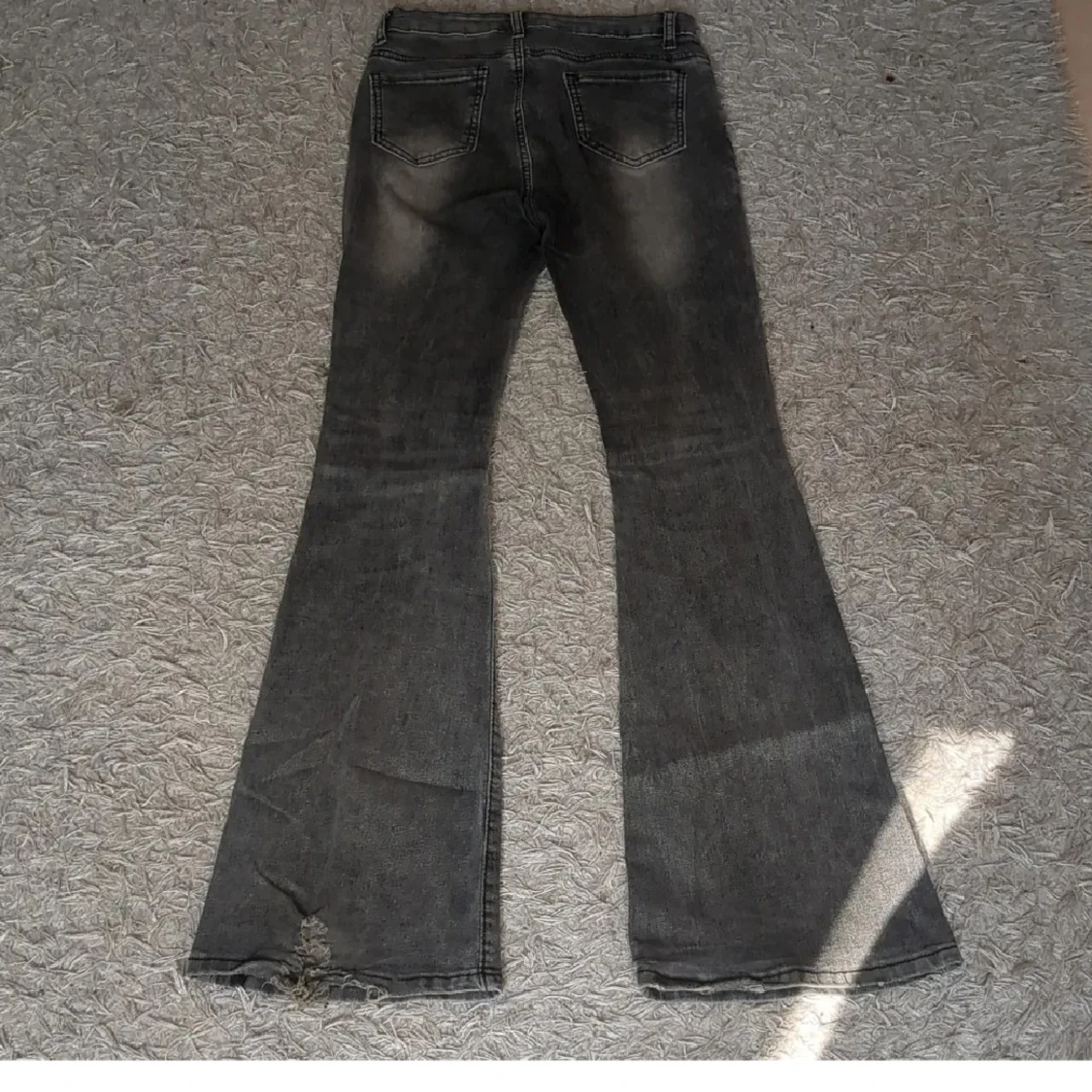 Grå bootcut jeans  - 1