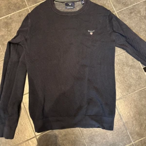 Mörkblå stickad tröja från Gant - Stickad sweatshirt ifrån gant, storlek S och är i mycket bra skick. Pris är ej hugget i sten och skriv vid funderingar.
