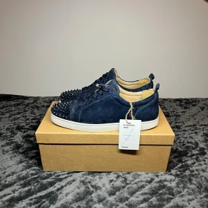 Mörkblåa Christian Louboutin Skor 44 - Tja! Säljer nu dessa galet eftertraktade Louboutinsen i färgen mörkblå! Size 44! Vad ingår? Box, Dustbags och Extra Orginal Spikar! Toppenskick, lagade i hälen hos skomakare och lite heeldrag, 8,5/10! Äkta med verifieringsbevis! Hör gärna av dig vid minsta fråga eller fundering!🌟