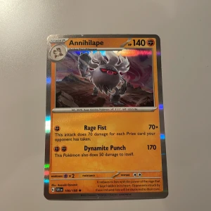 Annihilape - Upptäck Annihilape, en kraftfull Pokémon med 140 HP och episka attacker som Rage Fist och Dynamite Punch! Perfekt för dig som älskar samlarkort och vill boosta din Pokémon-samling med en cool och unik karaktär. Kortet har snygg design och är ett måste för fans!