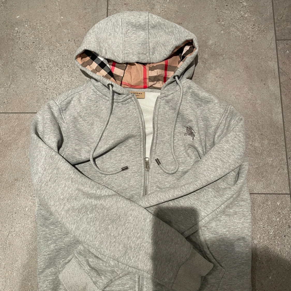 Grå Burberry hoodie med dragkedja