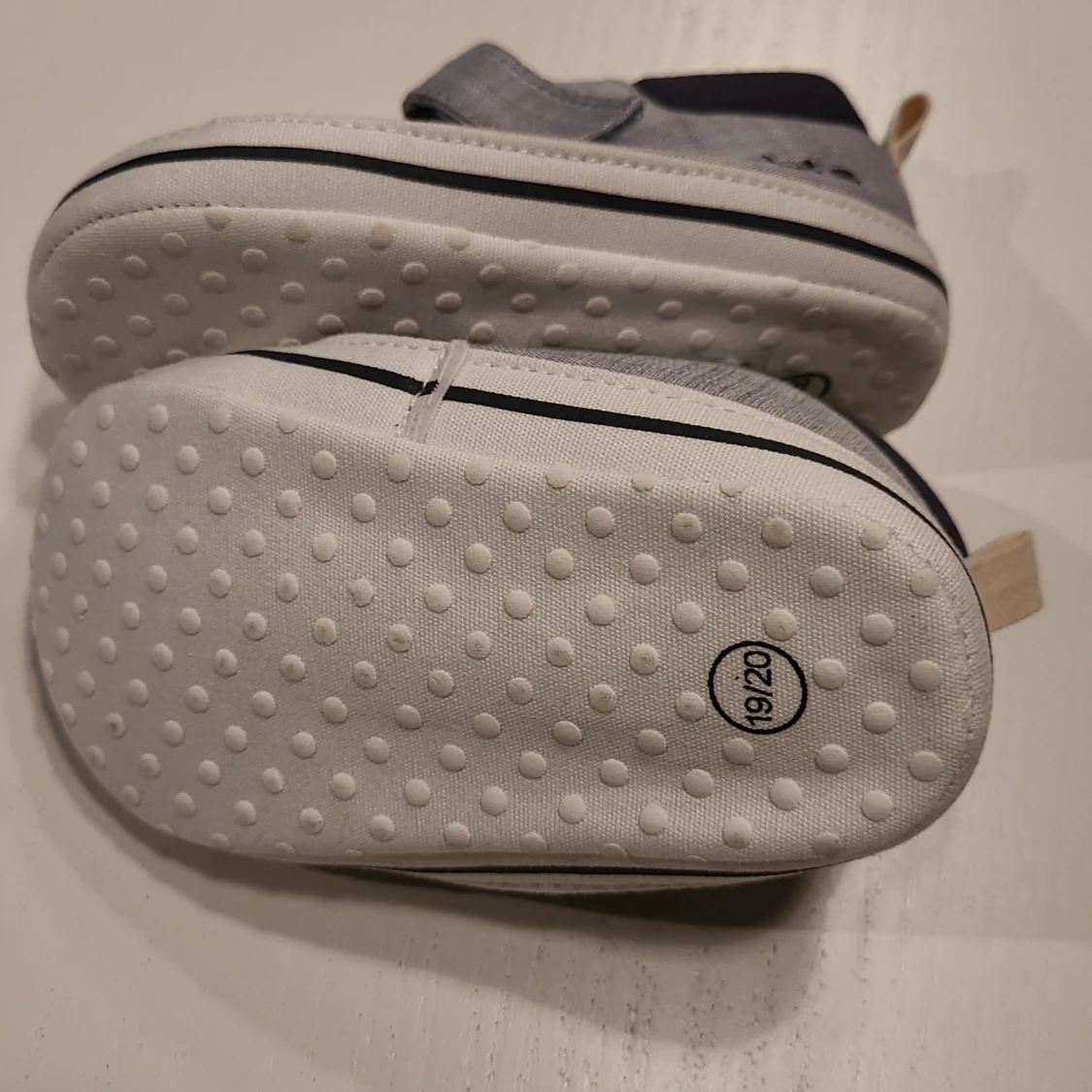 Grå sneakers från Newbie, strl 19/20 - 1